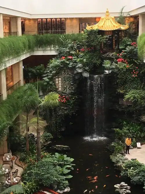 白天鹅宾馆大堂内的瀑布.