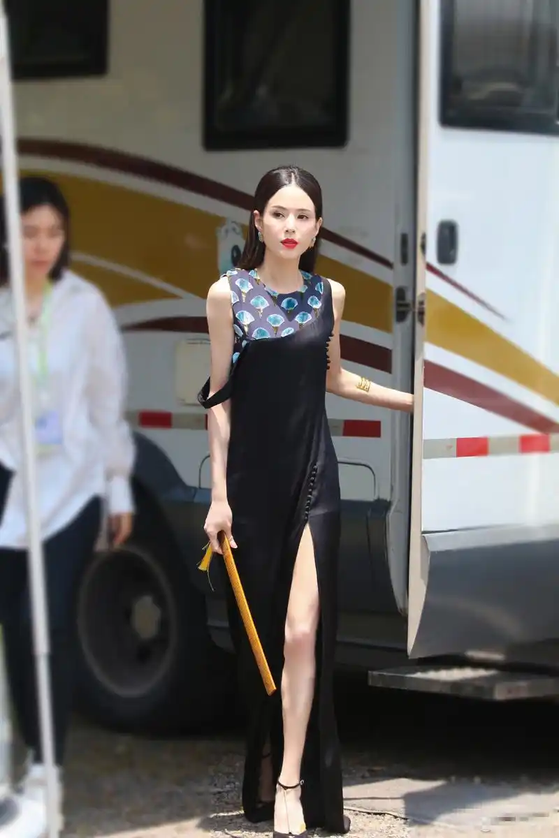 李若彤,今年已经58岁了,竟然还有这样的体态和颜值,佩服.