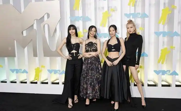 另外外媒也拍到了blackpink四人在摄影镜头尚未准备就绪前,彼此帮对方