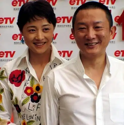 成为男女朋友后,二人在剧组更是你侬我侬,有导演男友做靠山,刘蓓在