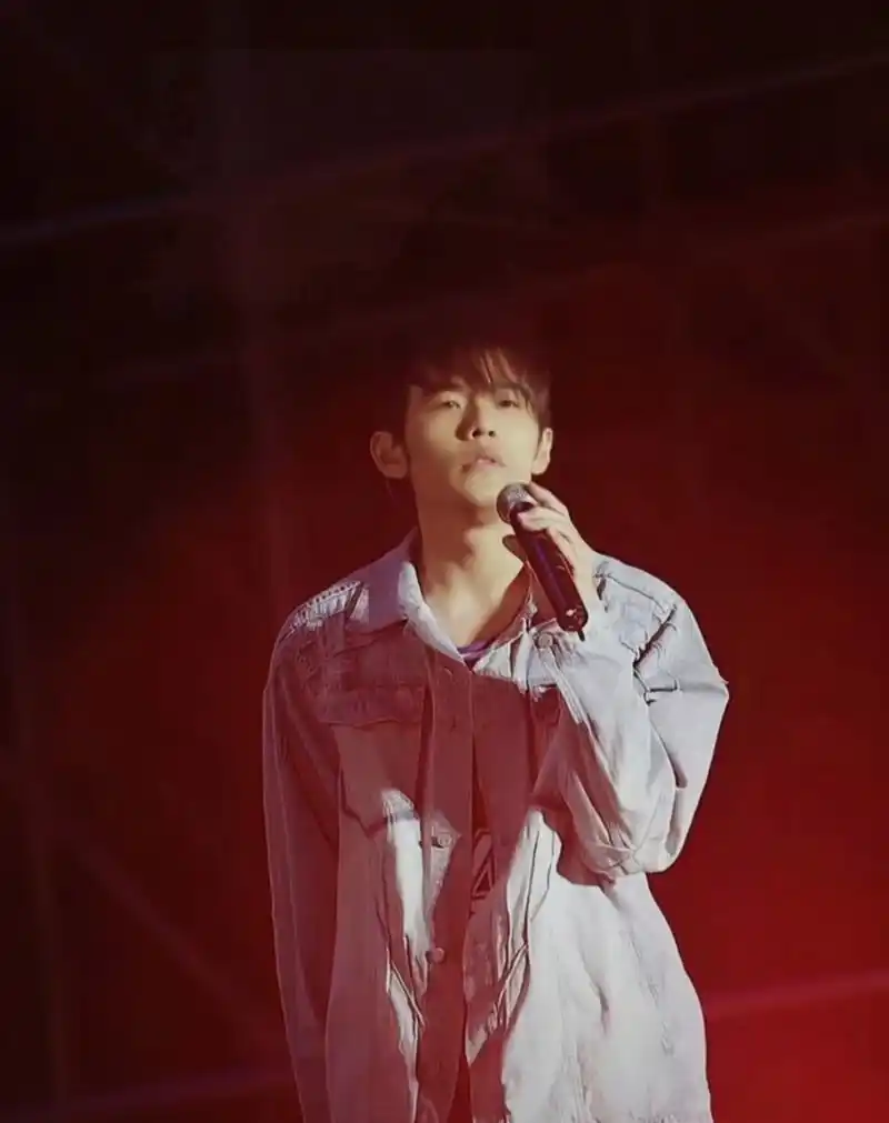 周杰伦年轻的时候是真的帅,妥妥的小鲜肉[没眼看][没眼看]