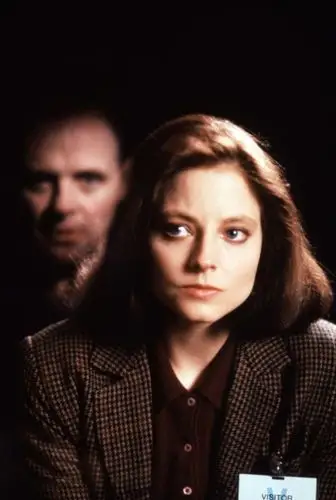 在电影里,特工克拉丽斯·史达琳由影后朱迪·福斯特扮演,而衍生剧女