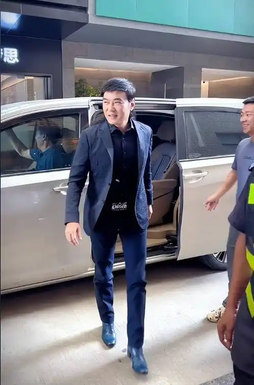 此时的焦恩俊已经55岁了,岁月在他年龄上留下了痕迹,也在他的身材上和