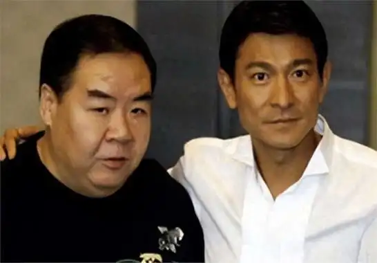 1998年,张卫健因投资失利,拖着沉重的债务,刘德华伸出援手.