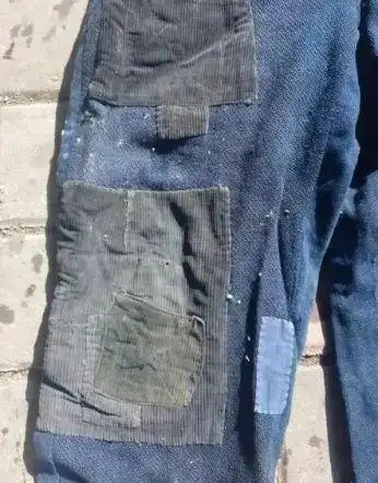 李老师说他的童年,只有盛大节日的时候才穿新衣,旧衣服,补丁衣服是