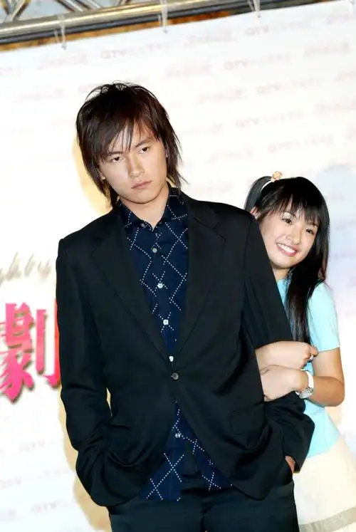 林依晨郑元畅14年前同框照曝光一个似高中生一个帅气十足