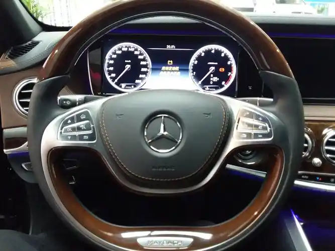 新款奔驰迈巴赫4s店s400 棕色内饰黑色内饰