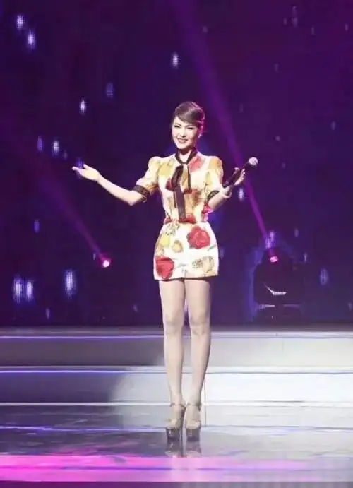 毕业于中央民族大学内蒙古著名青年歌手蒙古之花乌兰图雅