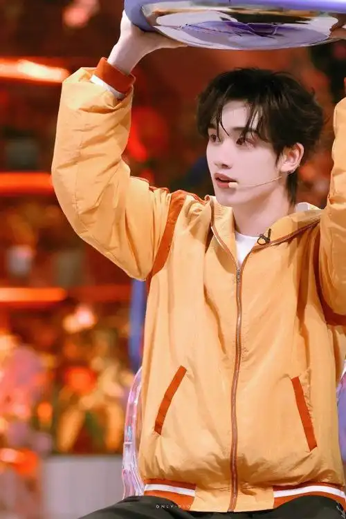 真的有被丁程鑫帅到好灵动的小狐狸实在是美得很他怎么穿什么颜色都