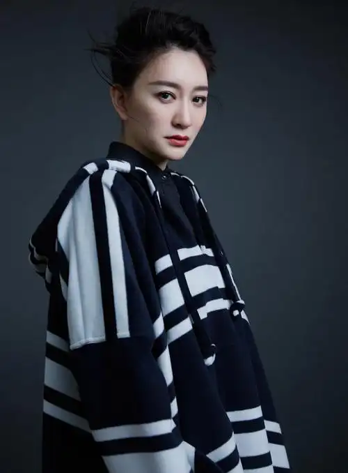 李小冉黑色性感甜酷写真图片