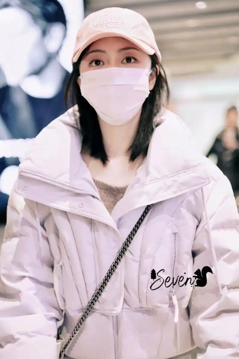 谭松韵机场穿搭,保暖又时尚,小个子也能美出新高度!