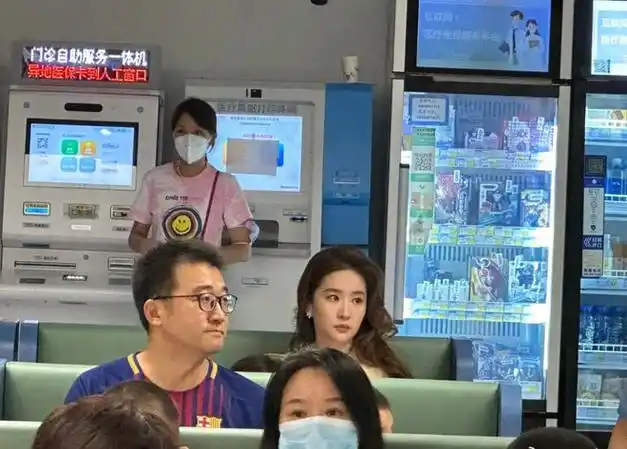 在医院偶遇刘亦菲拍戏生图感叹她36岁还这么漂亮皮肤白气质好