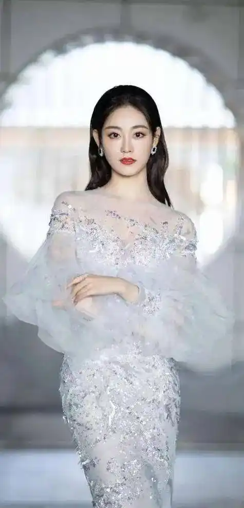 祝绪丹的甜美可人穿搭,为何显得她识别度不高?_颜色_整体_眉毛