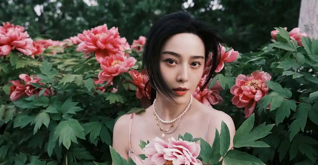 范冰冰碎花裙搭珍珠项链徜徉花海 夏日牡丹写真美得沁人心脾