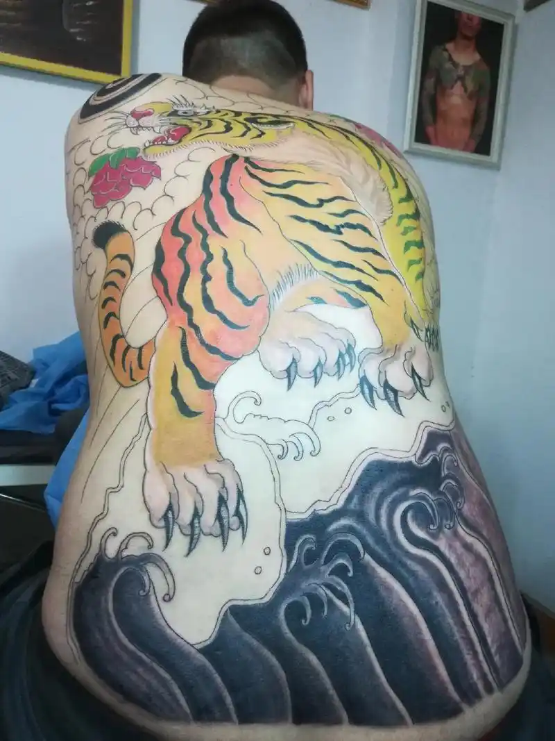 老虎满背纹身#现场实拍 #来过来尝尝这个 #个性纹身图案  - 抖音