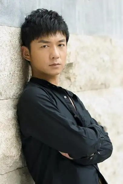 邢佳栋是深受观众喜爱的著名"荧屏硬汉",主演了《吕梁英雄传》《时