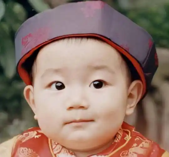 这也基本可以确定,这位头像是王源童年照片,并且代号为y的网友,就是