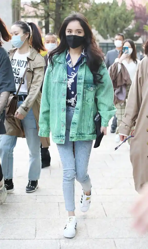 杨幂穿绿色牛仔装清新养眼 走路飘逸气质如少女