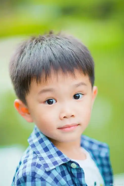 时尚潮流玩转酷炫!6～8岁小帅哥发型指南,让他成为焦点!