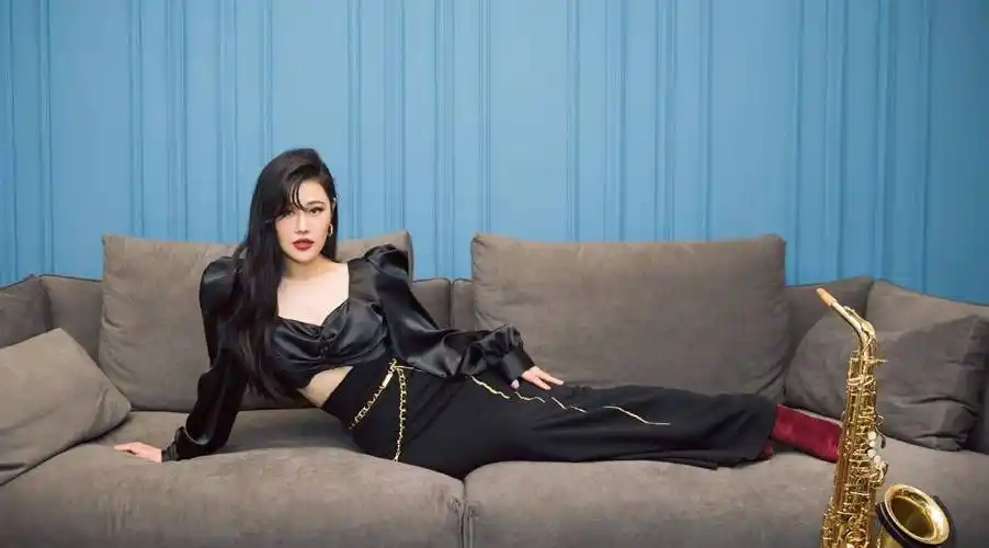 35岁袁娅维太有料,穿全黑短上衣搭修身裙显火辣身材,腰臀比绝了_时尚