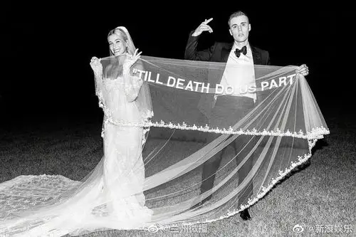 24日,有网友晒出一组比伯@justinbieber 与海莉的婚礼现场照