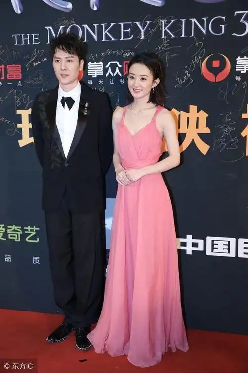 在三里屯偶遇冯绍峰赵丽颖牵手逛街,这俩有事情啊