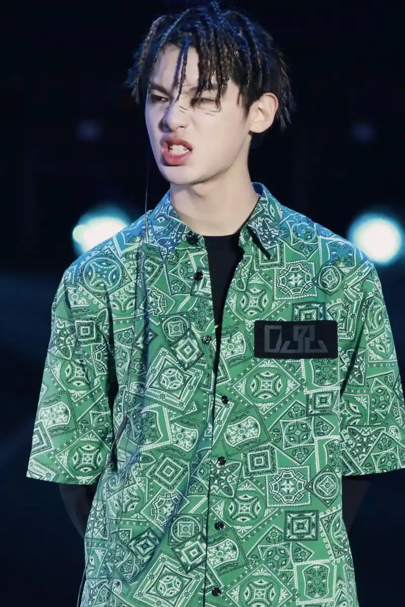 软萌男孩黄明昊,可爱弟弟也能轻松驾驭潮流穿搭,时尚帅气太有型