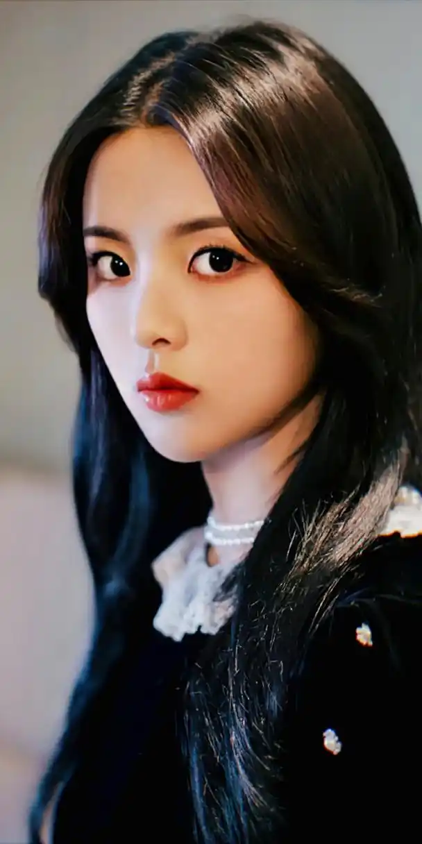 她是杨超越,一个用自己的努力和汗水,书写着属于自己精彩篇章的女孩.