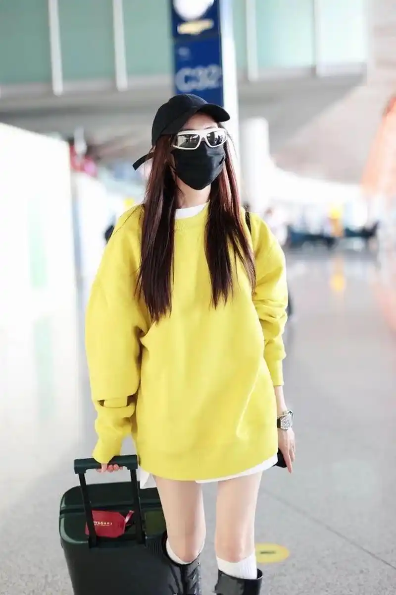 张天爱的机场秀,真的好有时尚街拍达人的风范儿.真是个时髦精.