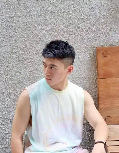 1,两边铲斜刘海短发男生的发型,只有剪到适合自己的,才能更好地给自己