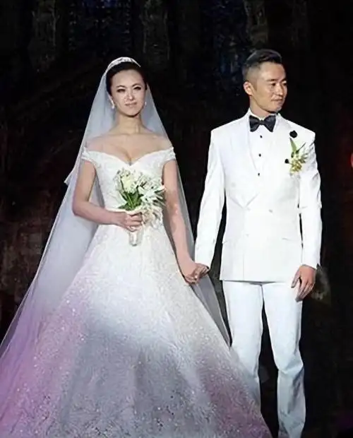 程雷和妻子王萌萌的感情,虽相差18岁,但依旧甜蜜如初