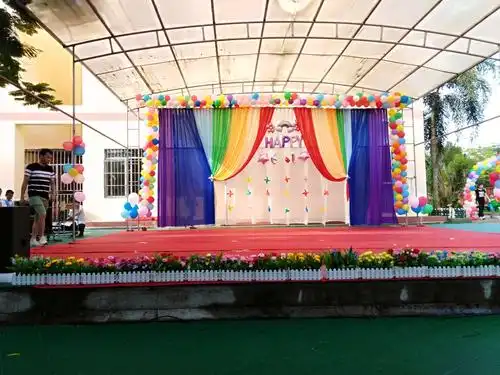 美的人儿,配上美的舞台,一大早,老师们把舞台布置好,等待孩子们张放