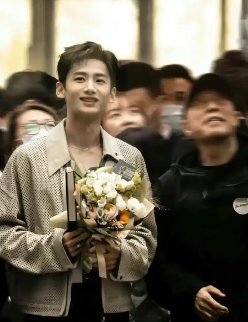 捧花的小白98."少年与花永远心动"91#怀柔王子白敬亭 # - 抖音