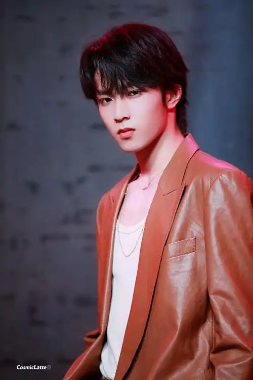 刘耀文卡其色皮衣##gucci上海大秀