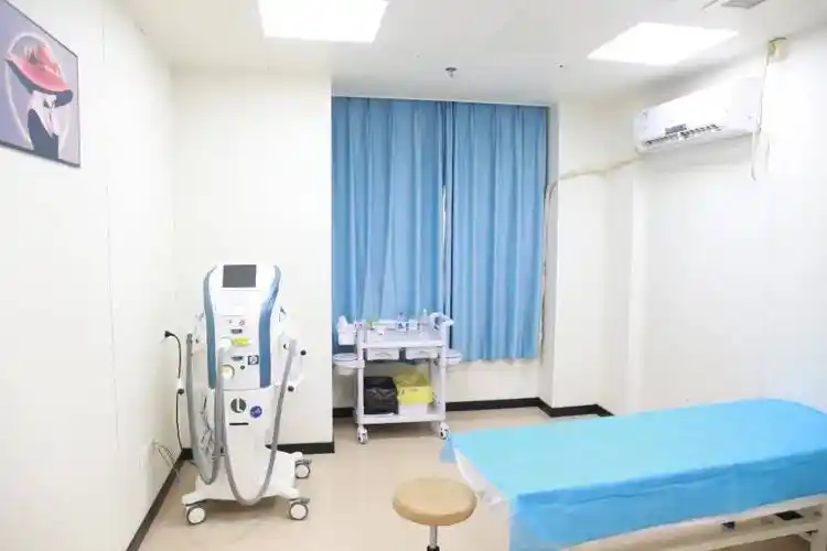 科室现设有皮肤诊室4间,美容治疗室1间,激光室4间(其中美容激光室3间