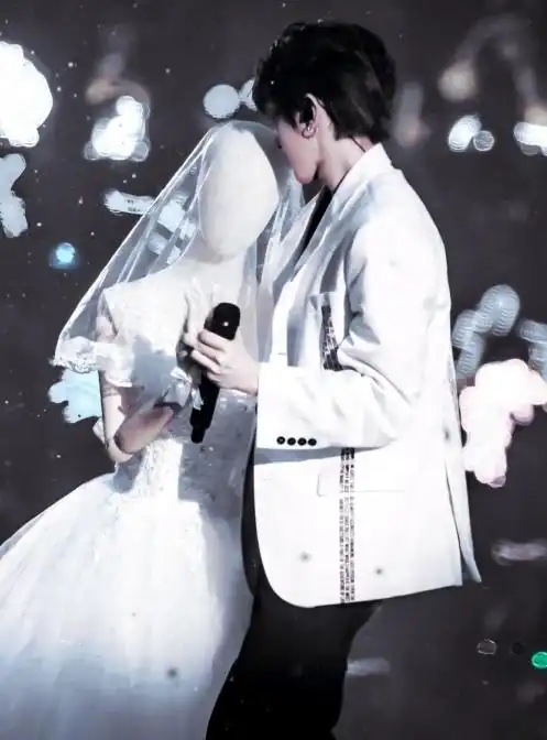 蔡徐坤结婚照遭疯传白西装下腿型亮了比新娘还细一圈