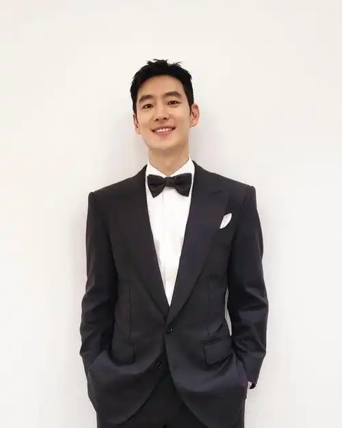 40岁才是开始5高颜值大叔男神风靡少女李栋旭完胜男偶像