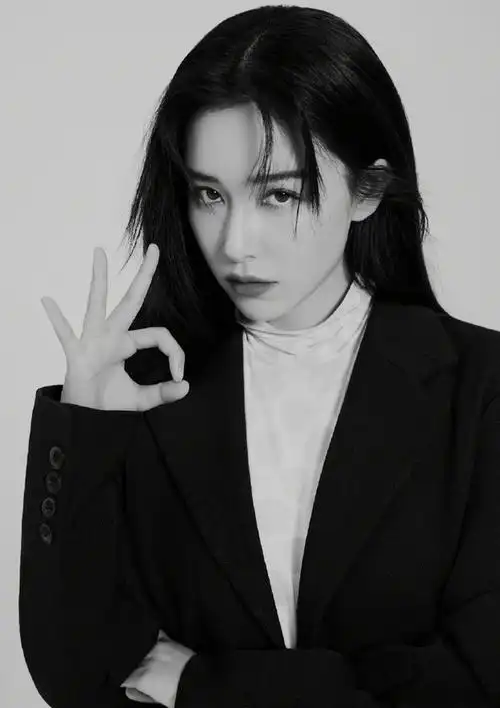 33岁阚清子晒光影时尚大片黑色西装清冷又高级犀利眼神太撩人