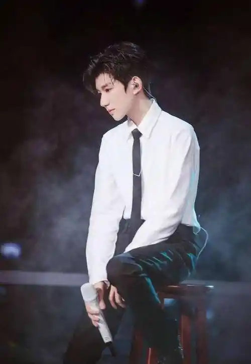 王源的长相是很多人特别心动的一款,温柔男孩,肤色白皙,像是从童话里