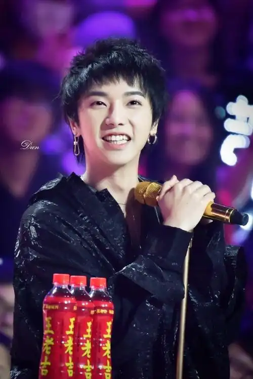 晶莹在唯美的壁纸,月光散落一滴思绪,浪漫在想你的痕迹里华晨宇@华晨