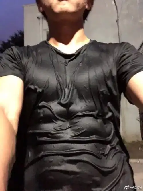 这年头的男明星,没有8块腹肌是不是不好意思出道了?