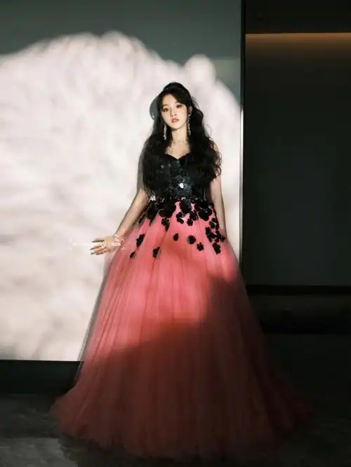 宋雨琦朋克风黑粉纱裙