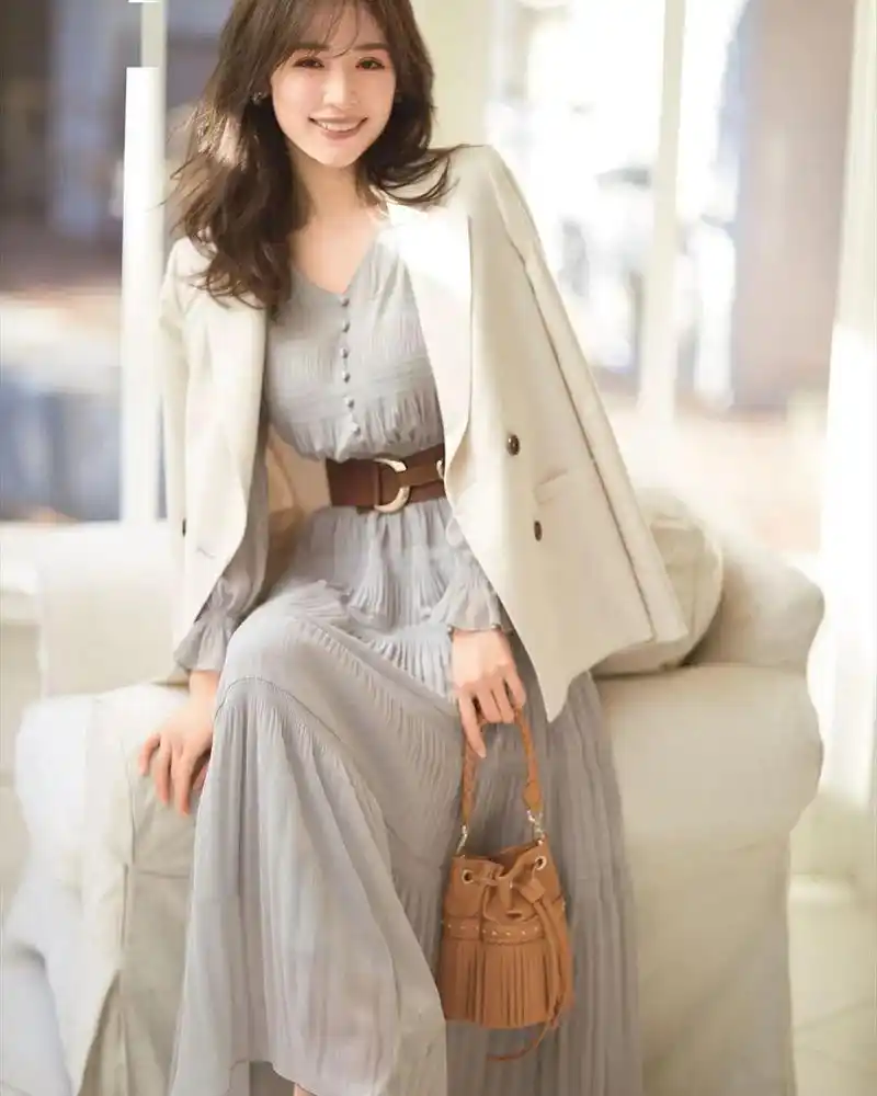 30岁女性怎么穿才好看?丢掉幼稚的t恤衫,轻熟风让你更有气质