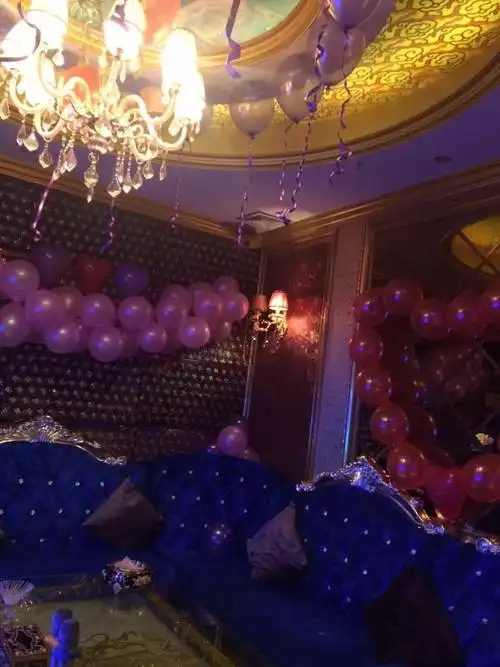 朋友生日,求婚.  只要你提前预约,我们都会给你布置温馨浪漫的场景!