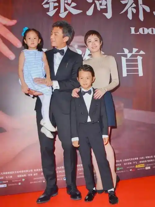 邓超孙俪1家4口"全家福",氛围其乐融融,画面暖暖的好贴心_夫妻俩_亲情