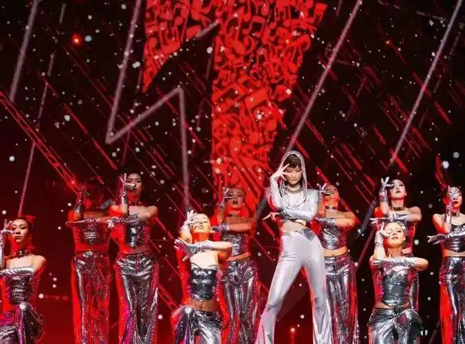 李宇春演唱会太有趣了,大露背,紧身剪裁,蜜桃臀,大长腿惊人_造型_表演