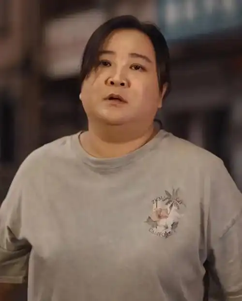 贾玲素颜照曝光脸上太瘦满脸褶子还显老