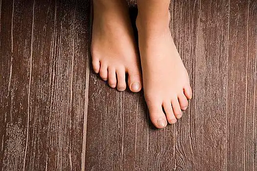 赤脚的图片