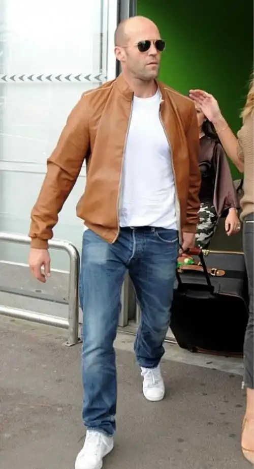 飞行夹克或是长版大衣,让整体造型看来更加充满时尚气息,用光头造型