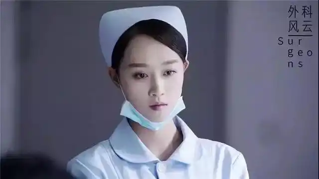 后来,蓝盈莹更是自愿降低薪酬,出演《外科风云》,饰演护士杨羽,并获得